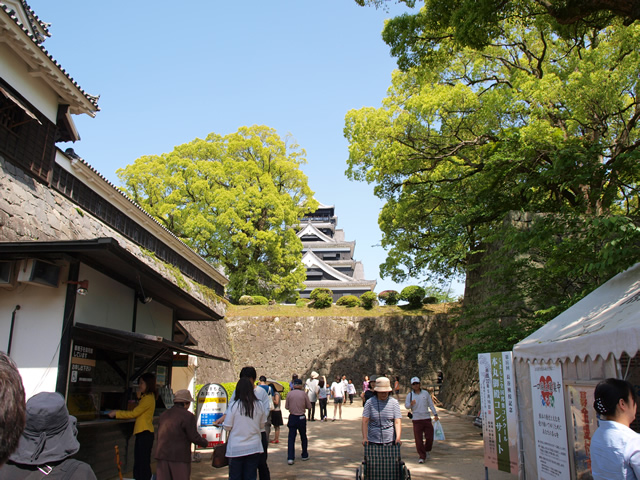 頬当御門から天守閣 頬当御門から天守閣