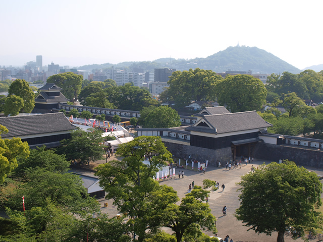 宇土櫓より西大手門 宇土櫓より西大手門