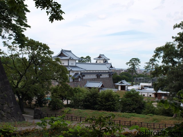 本丸から菱櫓・五十間長屋・橋爪門続櫓 本丸から菱櫓・五十間長屋・橋爪門続櫓