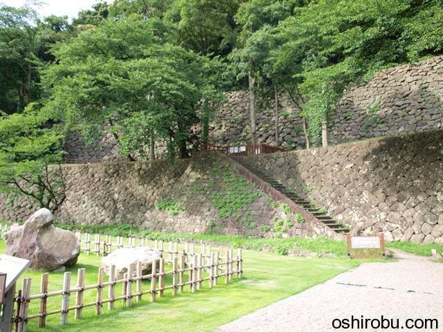 申酉櫓の石垣を下から眺める 申酉櫓の石垣を下から眺める