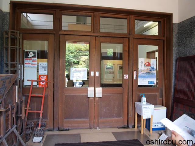 高岡市博物館内へ