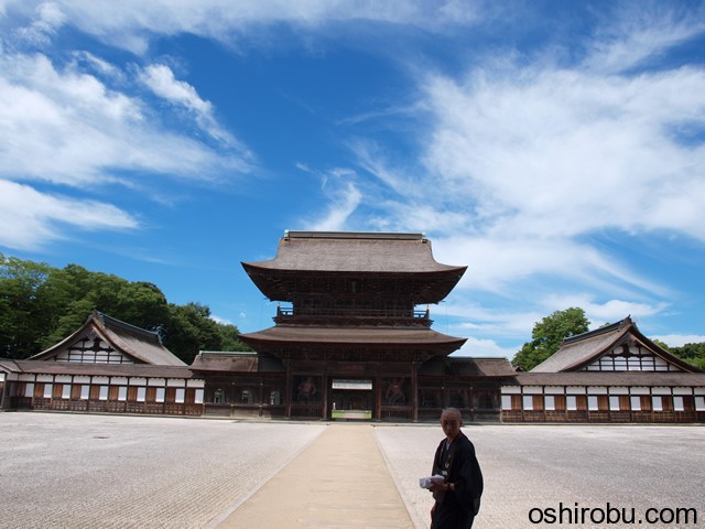 総門から山門を望む 総門から山門を望む