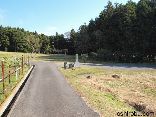 舗装道を歩いて行くと分岐 舗装道を歩いて行くと分岐