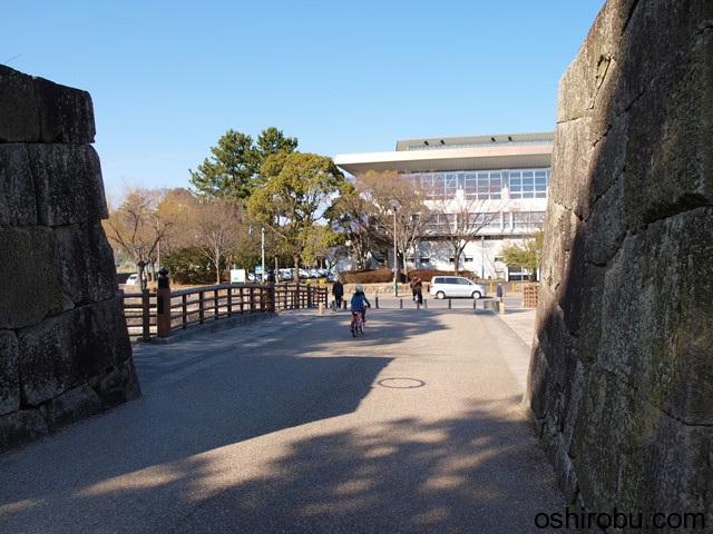 二の丸から三の丸を望む