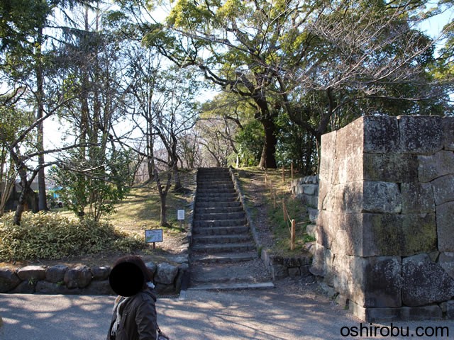 北御門をくぐって右側