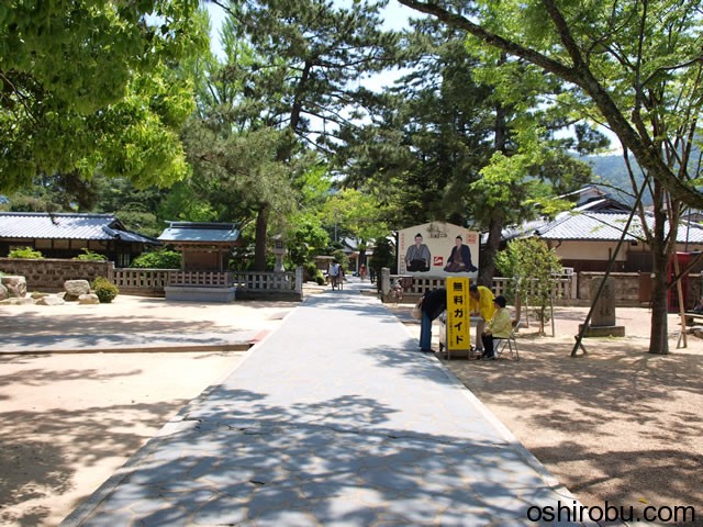 神社の方へ 神社の方へ