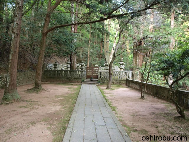 一段上にも墓所 一段上にも墓所