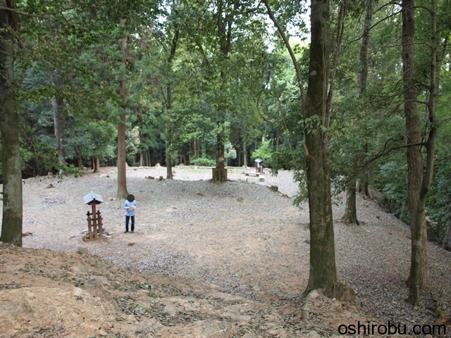 櫓台から本丸と二の丸を望む 櫓台から本丸と二の丸を望む