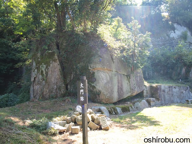 大門付近の巨石 大門付近の巨石