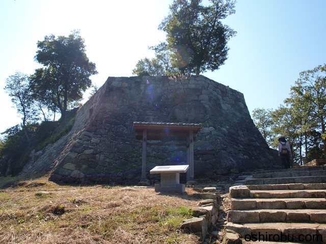 千石井戸と石垣 千石井戸と石垣