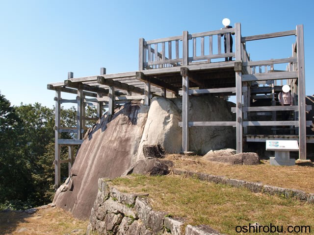巨石の上に建つ展望台 巨石の上に建つ展望台