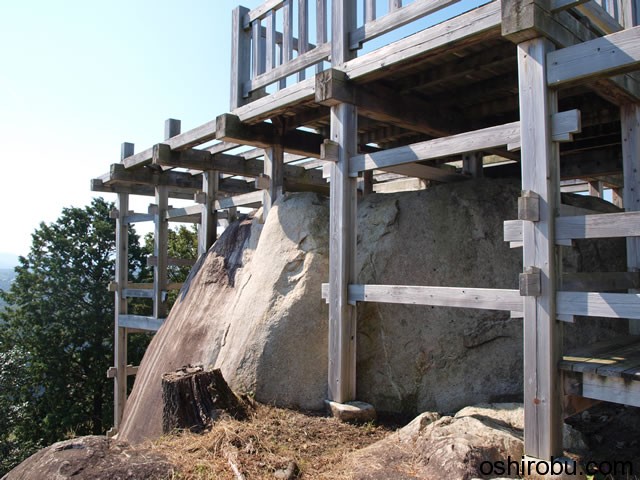 岩の上に柱穴をあけて天守が建てられていた 岩の上に柱穴をあけて天守が建てられていた