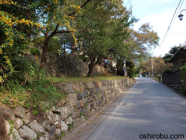 道路づたいに先へ 道路づたいに先へ