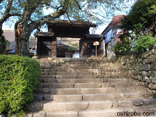 進徳館の石段と門 進徳館の石段と門