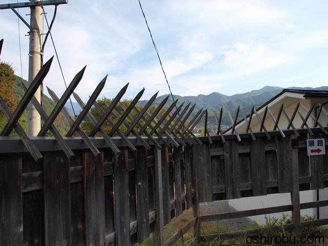 脱出できないように木の柵 脱出できないように木の柵