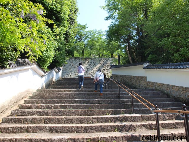 歩幅の広い階段です 歩幅の広い階段です