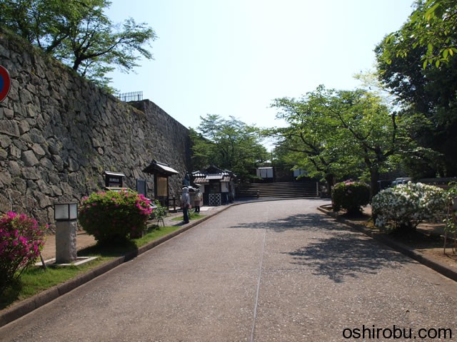 石垣沿いに入口へ 石垣沿いに入口へ
