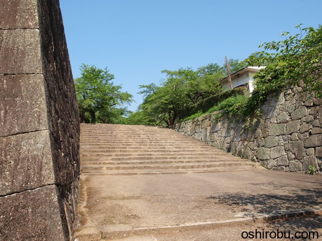 幅の広い石段 幅の広い石段