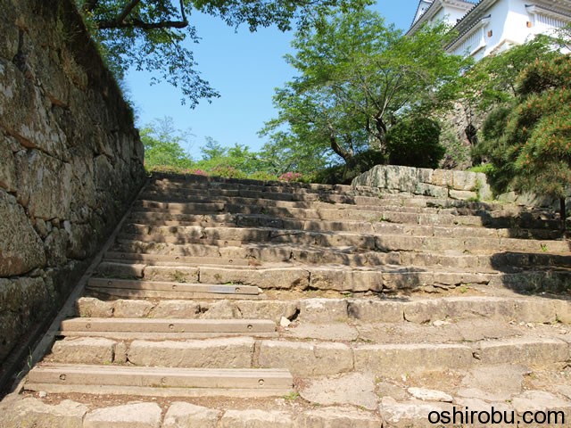 表中門の石段を登りきると、左手に曲がる道 表中門の石段を登りきると、左手に曲がる道