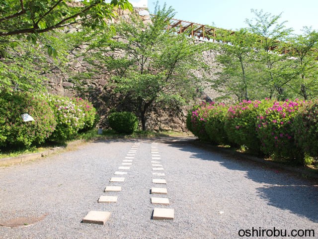 本丸石垣沿いに進む 本丸石垣沿いに進む