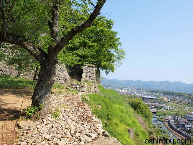 石垣と石垣の間になにやら入口 石垣と石垣の間になにやら入口