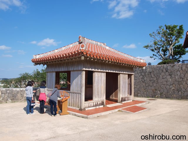 隅に謎の建物