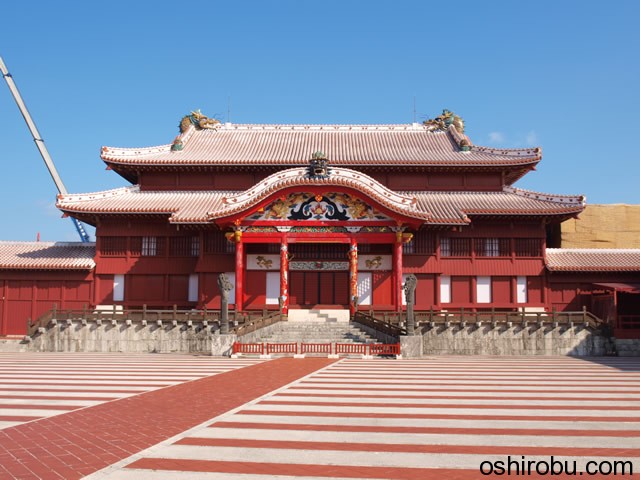 御庭と正殿