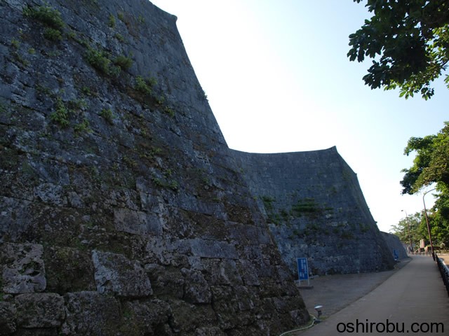 石垣を横目に