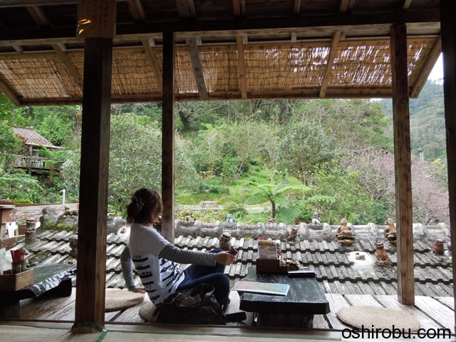 屋根にはシーサー