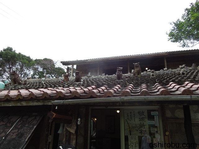 屋根の上のシーサー