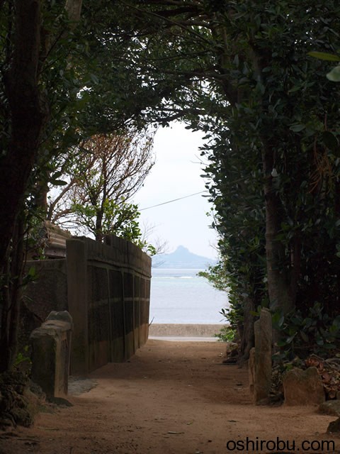 すぐ横には海岸線