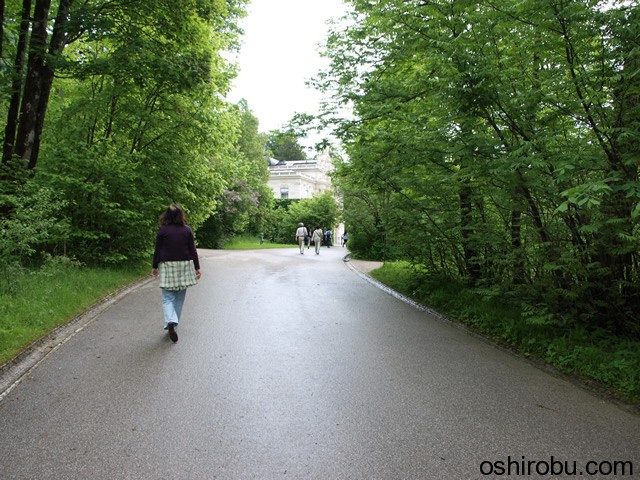 建物が見えてきます